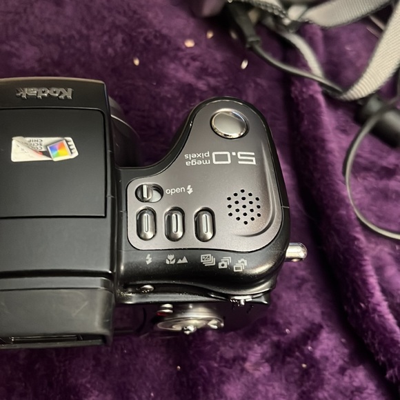 A Kodak 5.0 mega pixels. Easy Share digital camera. - Picture 7 of 11